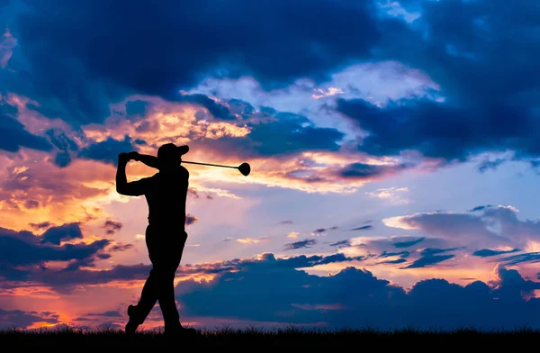 Silhouette golfare spela golf under vackra solnedgången — Stockfoto