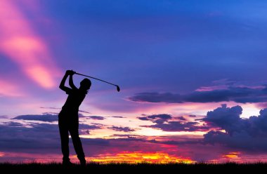 güzel gün batımı sırasında Golf oynarken siluet golfçü