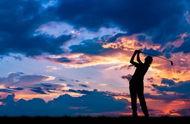 güzel gün batımı sırasında Golf oynarken siluet golfçü