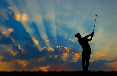 güzel gün batımı sırasında Golf oynarken siluet golfçü