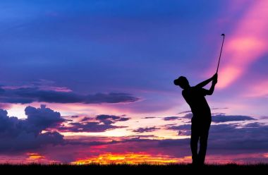 güzel gün batımı sırasında Golf oynarken siluet golfçü