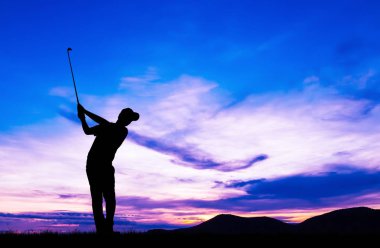 güzel gün batımı sırasında Golf oynarken siluet golfçü