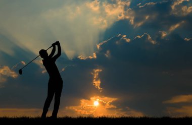 güzel gün batımı sırasında Golf oynarken siluet golfçü