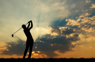 güzel gün batımı sırasında Golf oynarken siluet golfçü