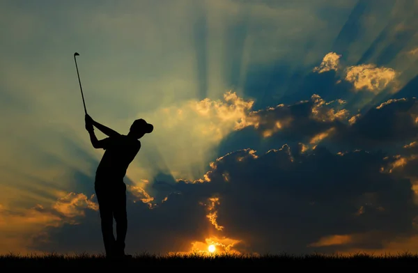 在美丽的日落期间打高尔夫球的剪影高尔夫球手 — 图库照片
