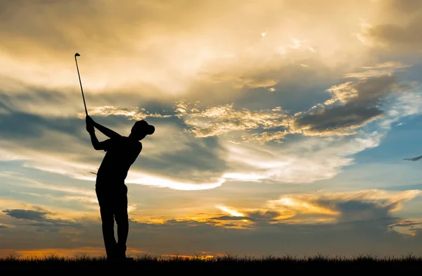 Silueta golfista hrát golf během krásný západ slunce — Stock fotografie
