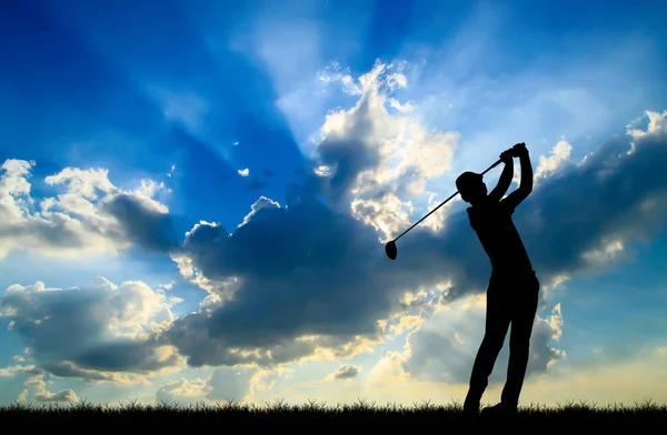 Silhueta golfista jogar golfe durante belo pôr do sol — Fotografia de Stock