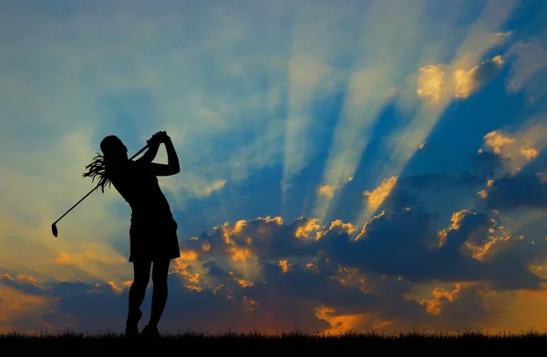 Silhueta golfista jogar golfe durante belo pôr do sol — Fotografia de Stock