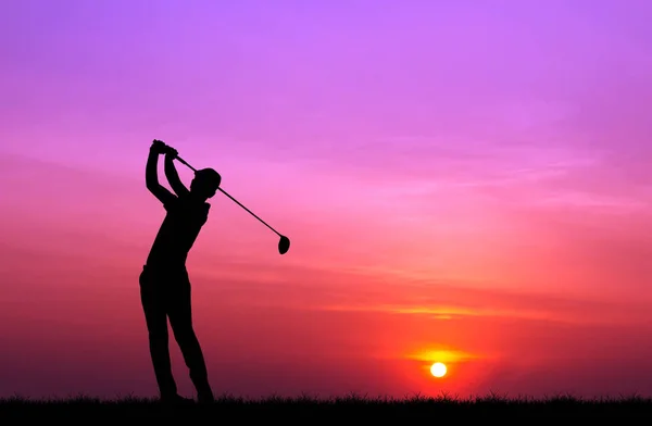 Silhueta golfista jogar golfe durante belo pôr do sol — Fotografia de Stock