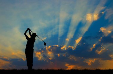 güzel gün batımı sırasında Golf oynarken siluet golfçü