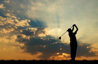 güzel gün batımı sırasında Golf oynarken siluet golfçü
