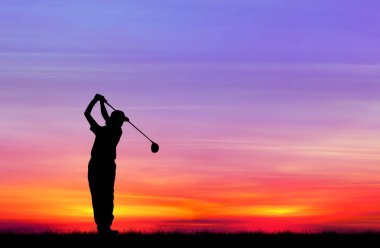 güzel gün batımı sırasında Golf oynarken siluet golfçü