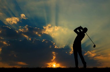 güzel gün batımı sırasında Golf oynarken siluet golfçü