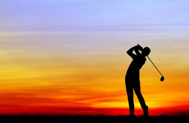 güzel gün batımı sırasında Golf oynarken siluet golfçü