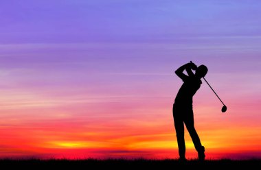 güzel gün batımı sırasında Golf oynarken siluet golfçü