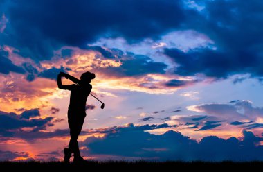 güzel gün batımı sırasında Golf oynarken siluet golfçü
