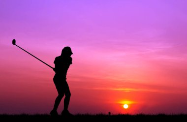 güzel gün batımı sırasında Golf oynarken siluet golfçü