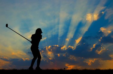 güzel gün batımı sırasında Golf oynarken siluet golfçü