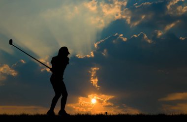 güzel gün batımı sırasında Golf oynarken siluet golfçü