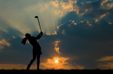 güzel gün batımı sırasında Golf oynarken siluet golfçü