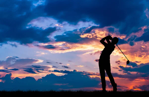 Silhouet golfer golfen tijdens de prachtige zonsondergang — Stockfoto