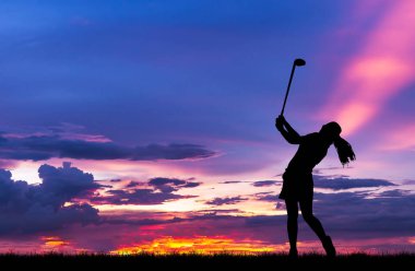 güzel gün batımı sırasında Golf oynarken siluet golfçü