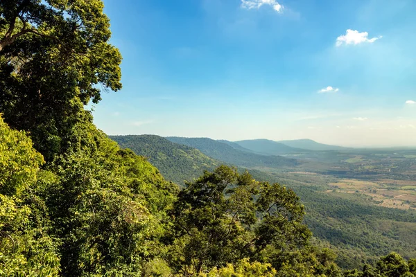 Tropisch woud landschap met bergen en de blauwe hemelachtergrond — Stockfoto