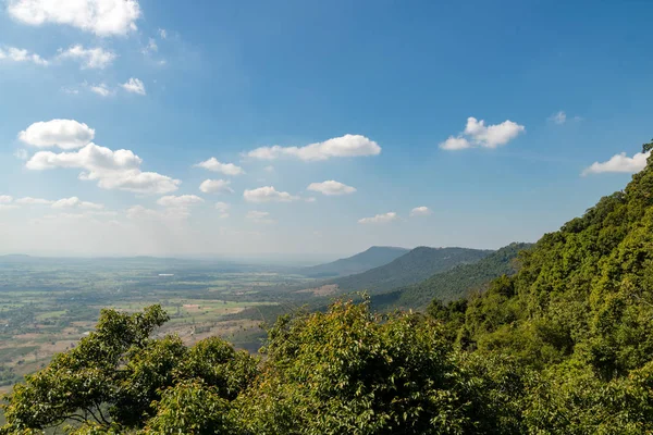 Tropisch woud landschap met bergen en de blauwe hemelachtergrond — Stockfoto
