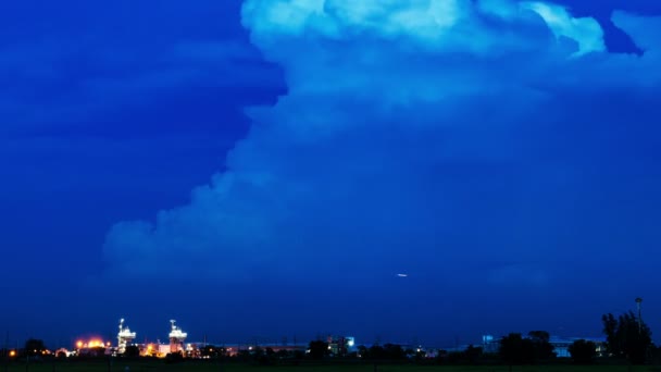 Gewitter Über Elektrizitätswerk Mit Blitz Zeitraffer — Stockvideo