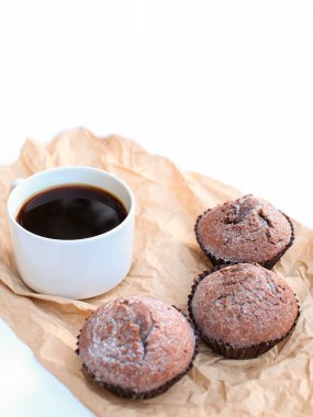 hafif bir arka plan üzerinde bir harika sabah kahvaltı. hoş kokulu kahve, sulu kekler ve lezzetli meyve tasarımcı kağıt ile dekore edilmiştir