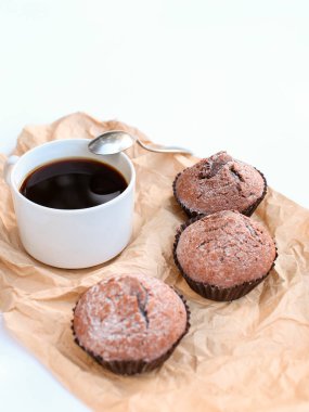 hafif bir arka plan üzerinde bir harika sabah kahvaltı. hoş kokulu kahve, sulu kekler ve lezzetli meyve tasarımcı kağıt ile dekore edilmiştir