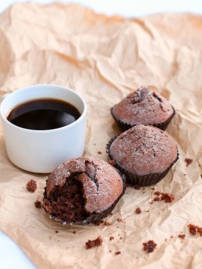 hafif bir arka plan üzerinde bir harika sabah kahvaltı. hoş kokulu kahve, sulu kekler ve lezzetli meyve tasarımcı kağıt ile dekore edilmiştir