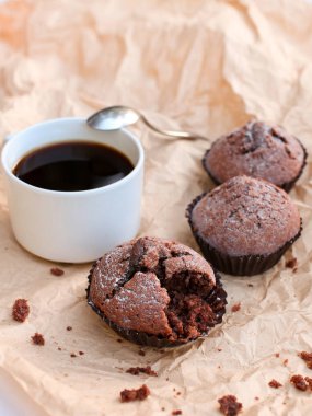 hafif bir arka plan üzerinde bir harika sabah kahvaltı. hoş kokulu kahve, sulu kekler ve lezzetli meyve tasarımcı kağıt ile dekore edilmiştir