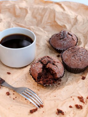 hafif bir arka plan üzerinde bir harika sabah kahvaltı. hoş kokulu kahve, sulu kekler ve lezzetli meyve tasarımcı kağıt ile dekore edilmiştir