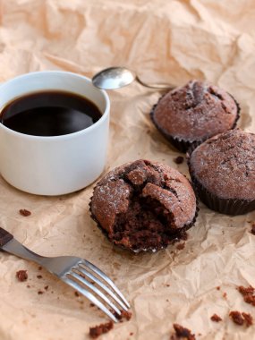 hafif bir arka plan üzerinde bir harika sabah kahvaltı. hoş kokulu kahve, sulu kekler ve lezzetli meyve tasarımcı kağıt ile dekore edilmiştir