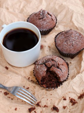 hafif bir arka plan üzerinde bir harika sabah kahvaltı. hoş kokulu kahve, sulu kekler ve lezzetli meyve tasarımcı kağıt ile dekore edilmiştir