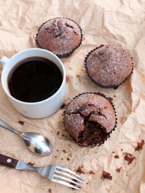 hafif bir arka plan üzerinde bir harika sabah kahvaltı. hoş kokulu kahve, sulu kekler ve lezzetli meyve tasarımcı kağıt ile dekore edilmiştir