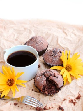 hafif bir arka plan üzerinde bir harika sabah kahvaltı. hoş kokulu kahve, sulu kekler ve lezzetli meyve tasarımcı kağıt ile dekore edilmiştir