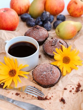 hafif bir arka plan üzerinde bir harika sabah kahvaltı. hoş kokulu kahve, sulu kekler ve lezzetli meyve tasarımcı kağıt ile dekore edilmiştir