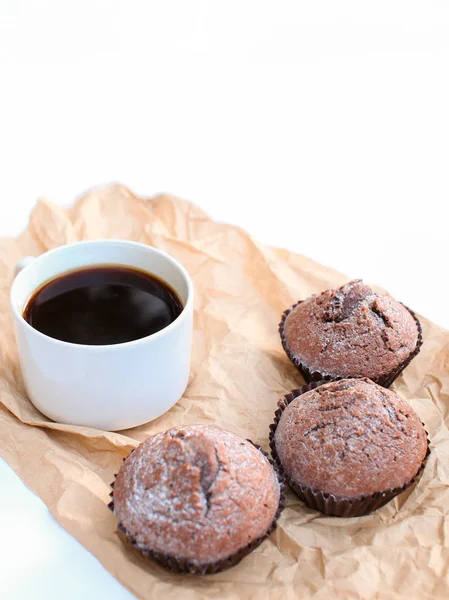 hafif bir arka plan üzerinde bir harika sabah kahvaltı. hoş kokulu kahve, sulu kekler ve lezzetli meyve tasarımcı kağıt ile dekore edilmiştir