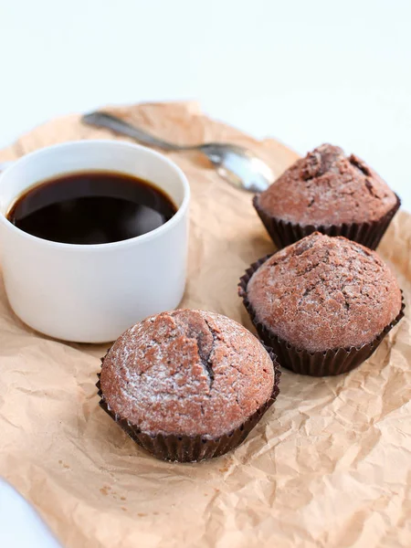 hafif bir arka plan üzerinde bir harika sabah kahvaltı. hoş kokulu kahve, sulu kekler ve lezzetli meyve tasarımcı kağıt ile dekore edilmiştir