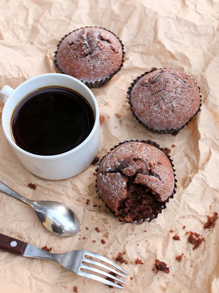 hafif bir arka plan üzerinde bir harika sabah kahvaltı. hoş kokulu kahve, sulu kekler ve lezzetli meyve tasarımcı kağıt ile dekore edilmiştir