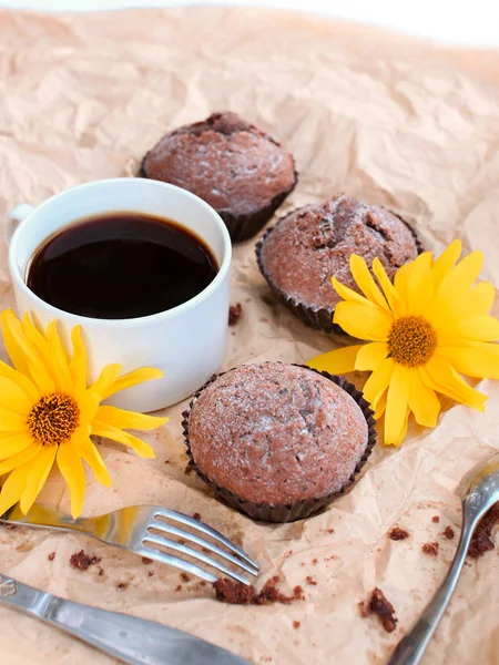 hafif bir arka plan üzerinde bir harika sabah kahvaltı. hoş kokulu kahve, sulu kekler ve lezzetli meyve tasarımcı kağıt ile dekore edilmiştir