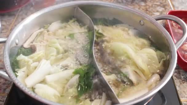 Llenado de carne de variedad a olla de shabu hirviendo — Vídeo de stock