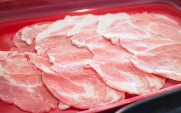 Daging babi yang diiris mentah untuk sukiyaki buatan sendiri — Stok Foto