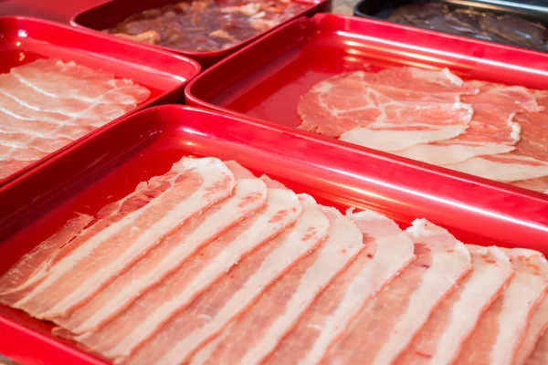 Daging babi yang diiris mentah untuk sukiyaki buatan sendiri — Stok Foto
