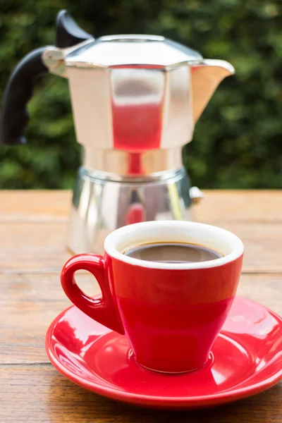 Taza roja de espresso caliente — Foto de Stock