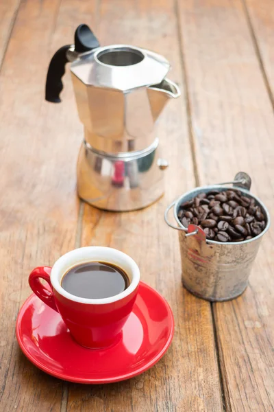 Röd kopp espresso på träbord — Stockfoto