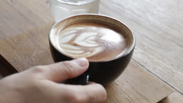 女人享受热拿铁咖啡在当地的商店 — 图库视频影像