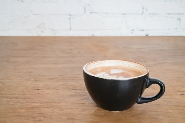 Heiße Tasse Kaffee auf Holztisch — Stockfoto